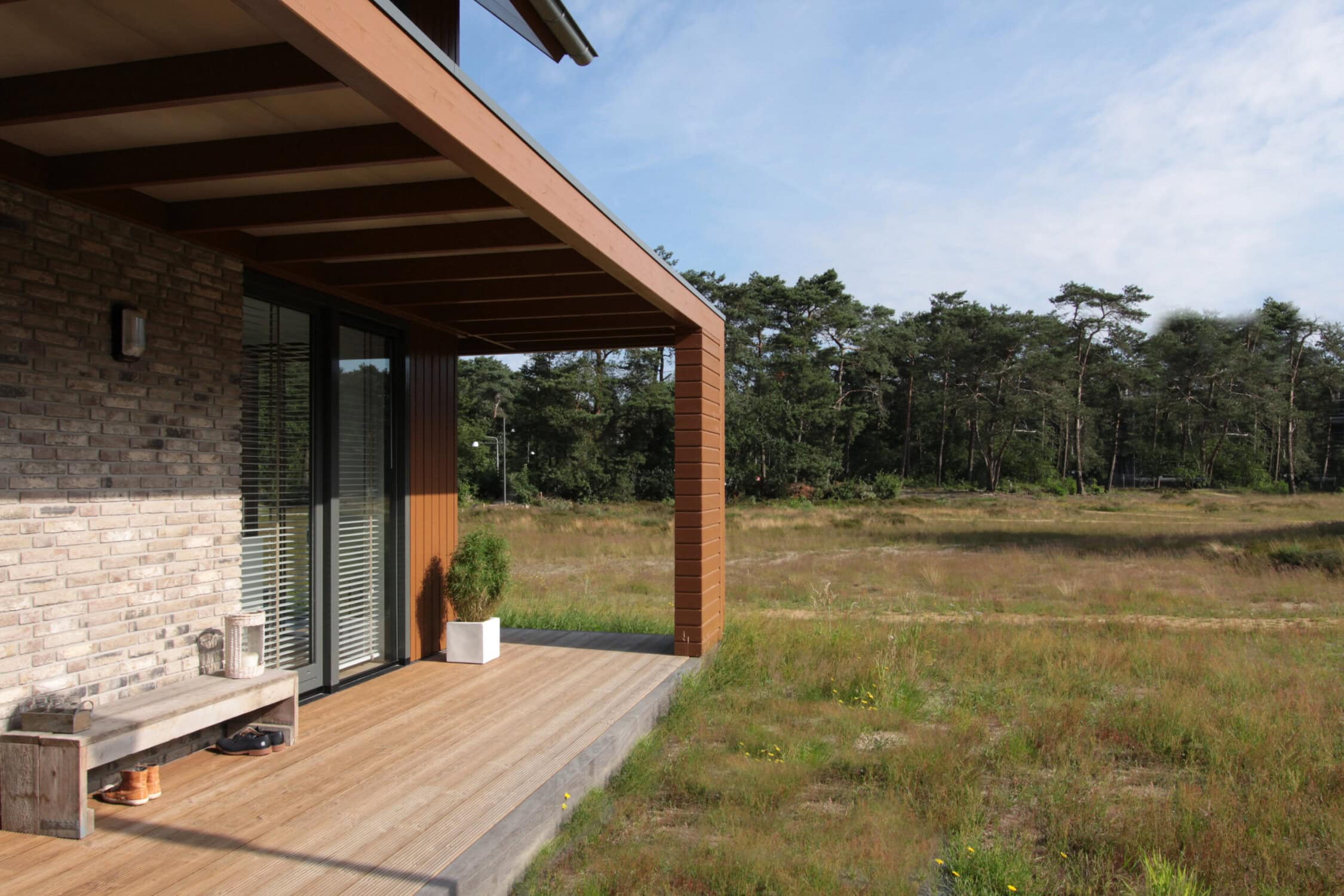 Lente woning met terras en uitzicht op natuur in de omgeving van de Vliegbasis.