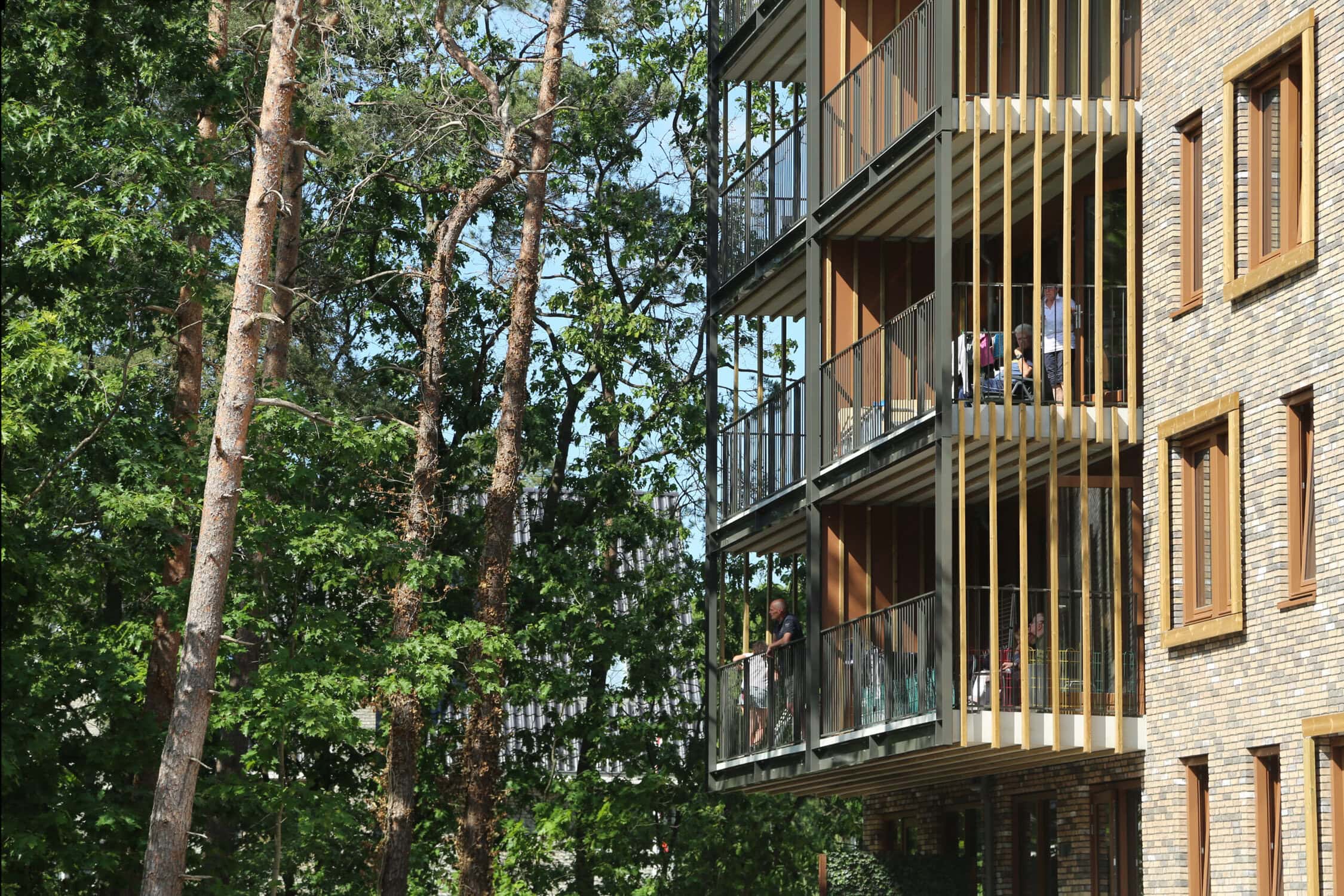 Veilig, modern vliegtuigbasis met uitstekende faciliteiten en groene omgeving.