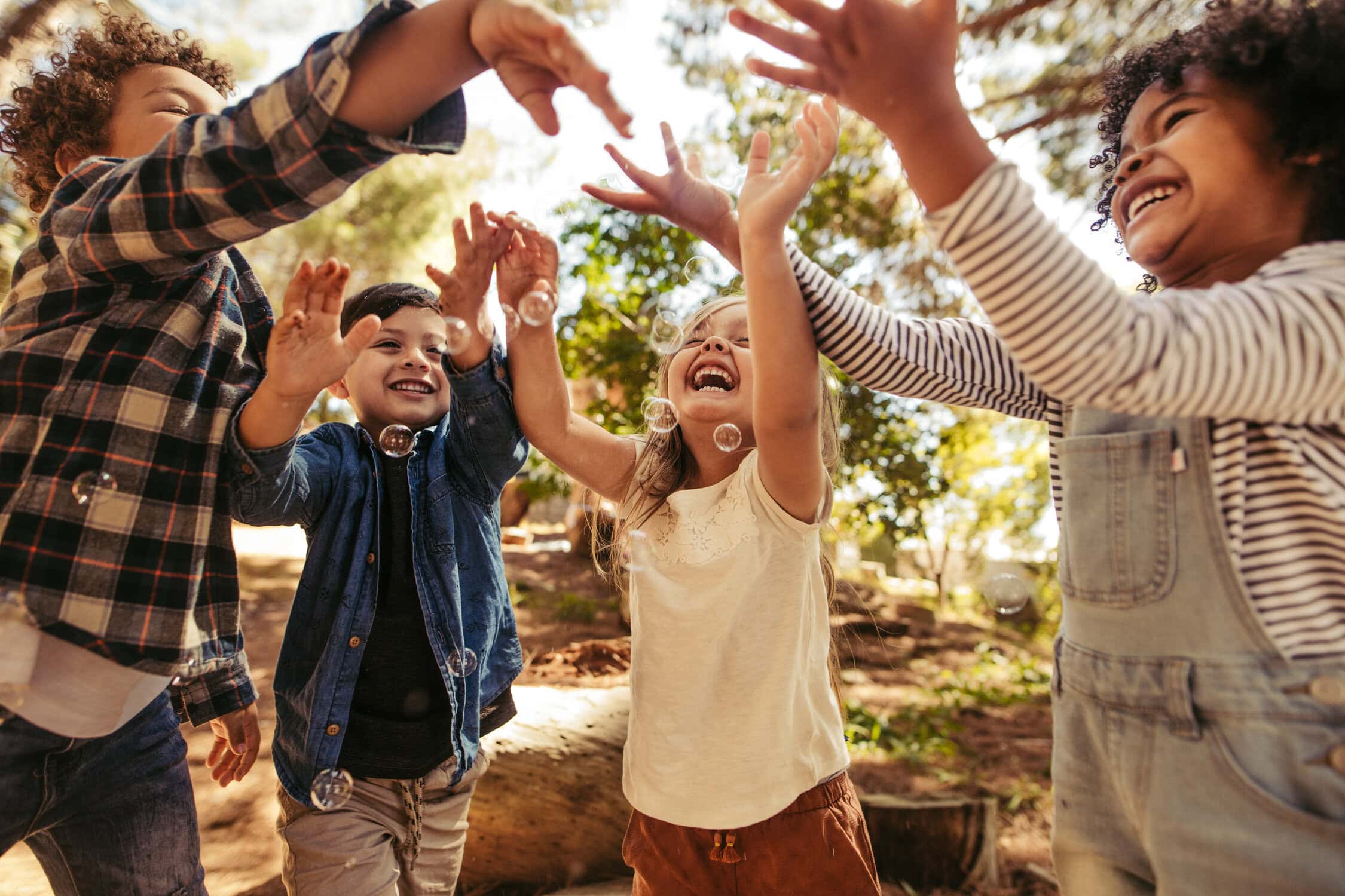 Vrolijke kinderen spelen en lachen samen in de buitenlucht op een zonnige dag bij de luchtmachtbasis.