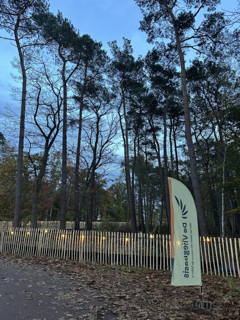 Rustieke bomen aan de Vliegbasis met een border en Wonen op de Vliegbasis banner.