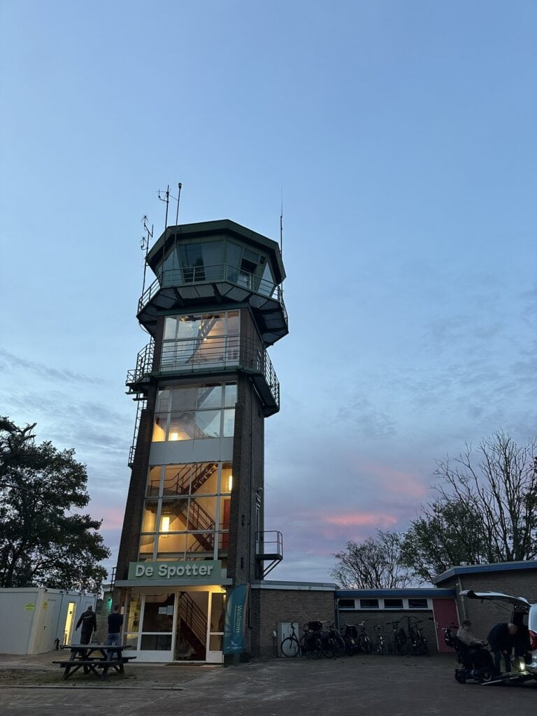 Uitzicht op de vliegtuigtoren 