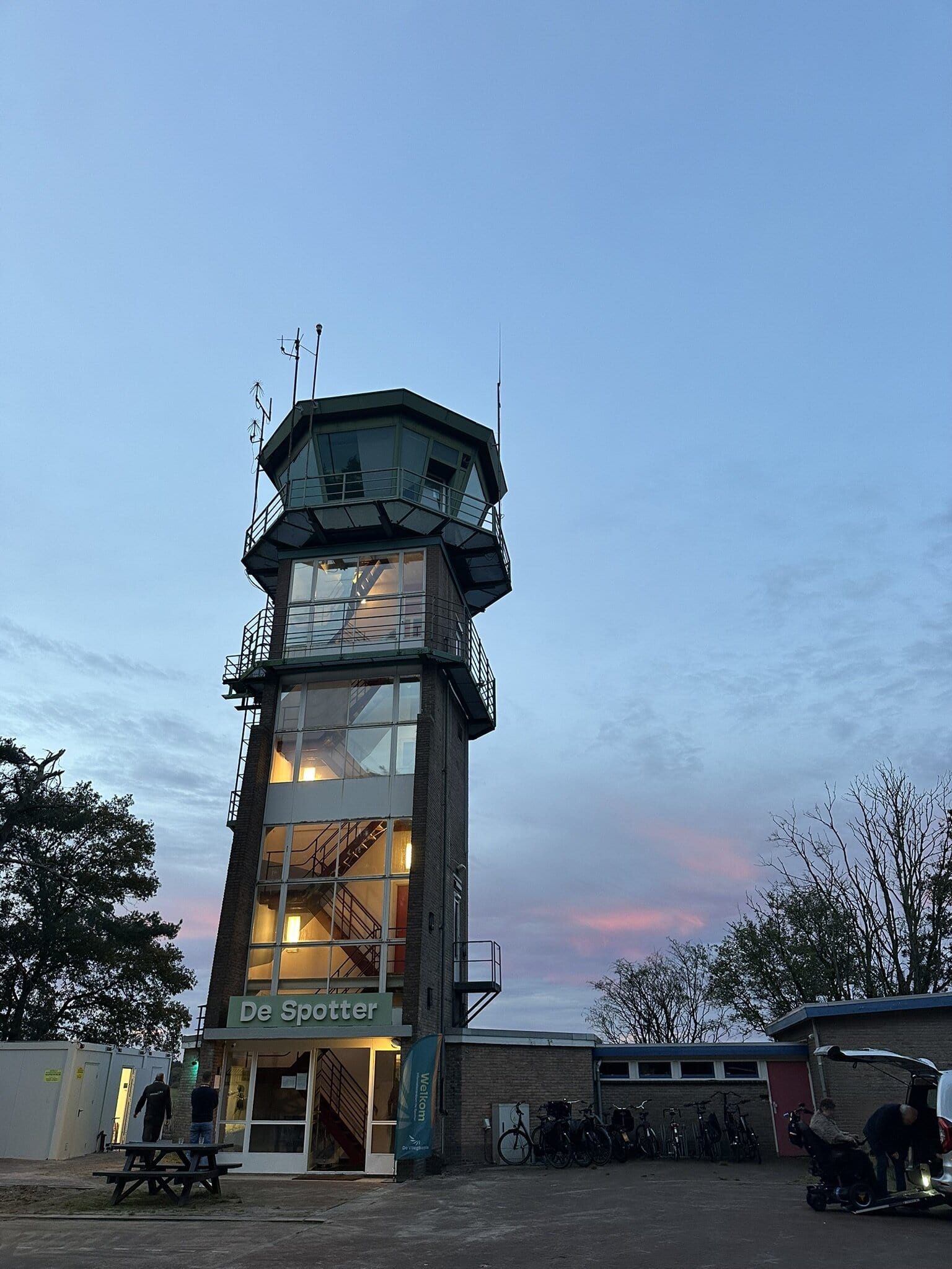 Uitzicht op de vliegtuigtoren 