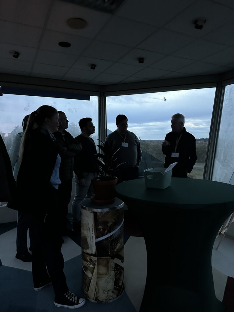 Moderne Airbase vergaderzaal met zicht op de lucht en omgeving bij de Vliegbasis, ideale locatie voor strategische bespreking en militaire evenementen.