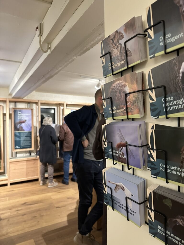 Vleermuis informatiemagazine en brochures over de natuur en vogels, gerangschikt in een infowinkel bij de Vliegbasis, geschikt voor natuurliefhebbers en educatie.