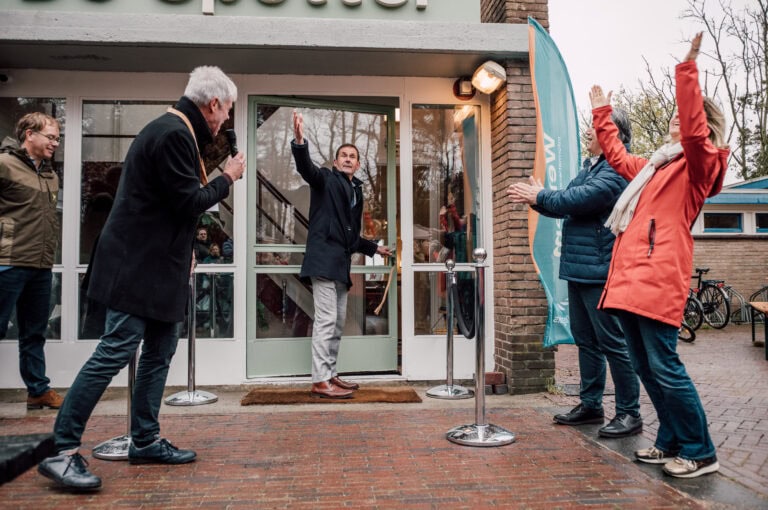 Nieuwe woningopening bij de Vliegbasis met feestelijke geboorteviering en welkomstwoord.