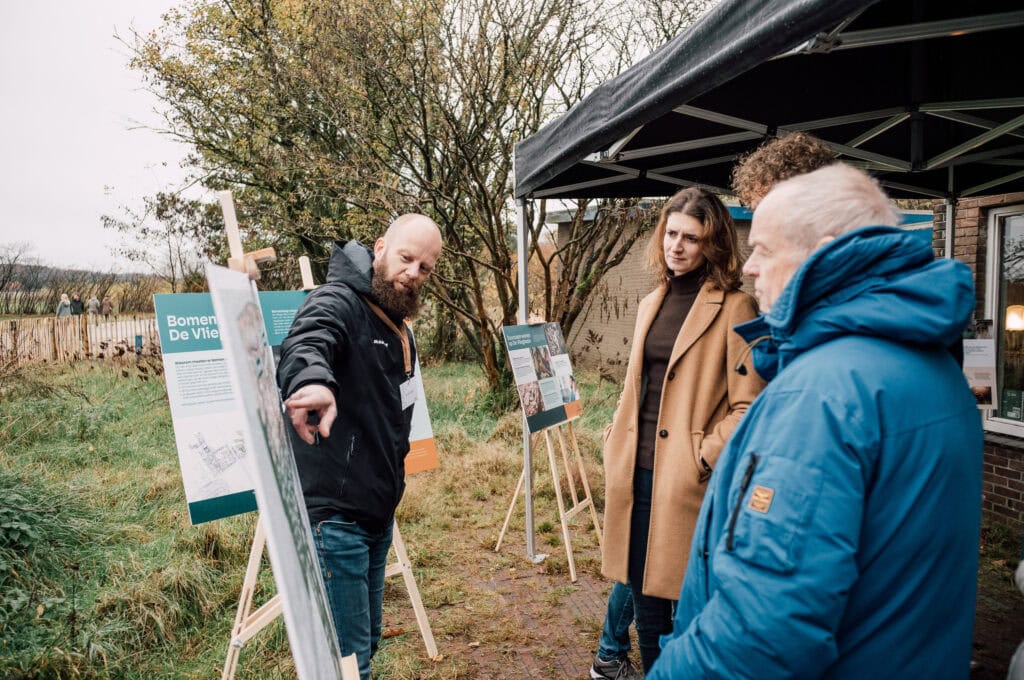 Bomenplantactie De Vliegbasis bij Wonen op de Vliegbasis, duurzame initiatieven voor het behoud van natuur, met uitleg over boomsoorten en milieuvriendelijke projecten.