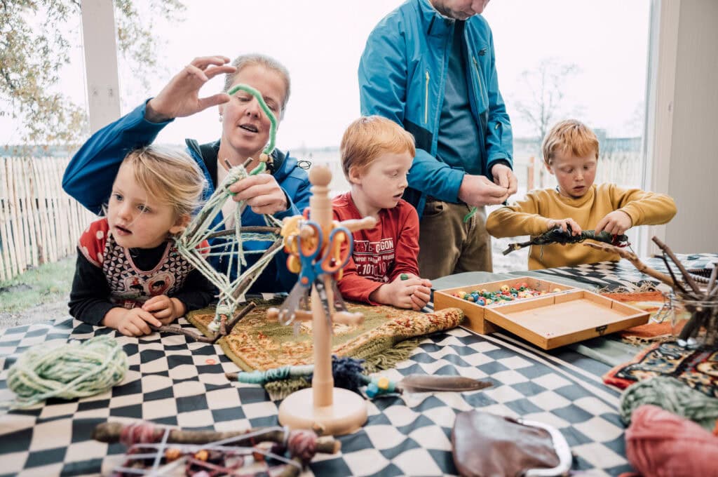 Knutselworkshop voor kinderen met natuurlijke materialen, inclusief draad en kralen, in de gezellige sfeer van de Vliegbasis, perfect voor gezinnen en familie-uitjes.