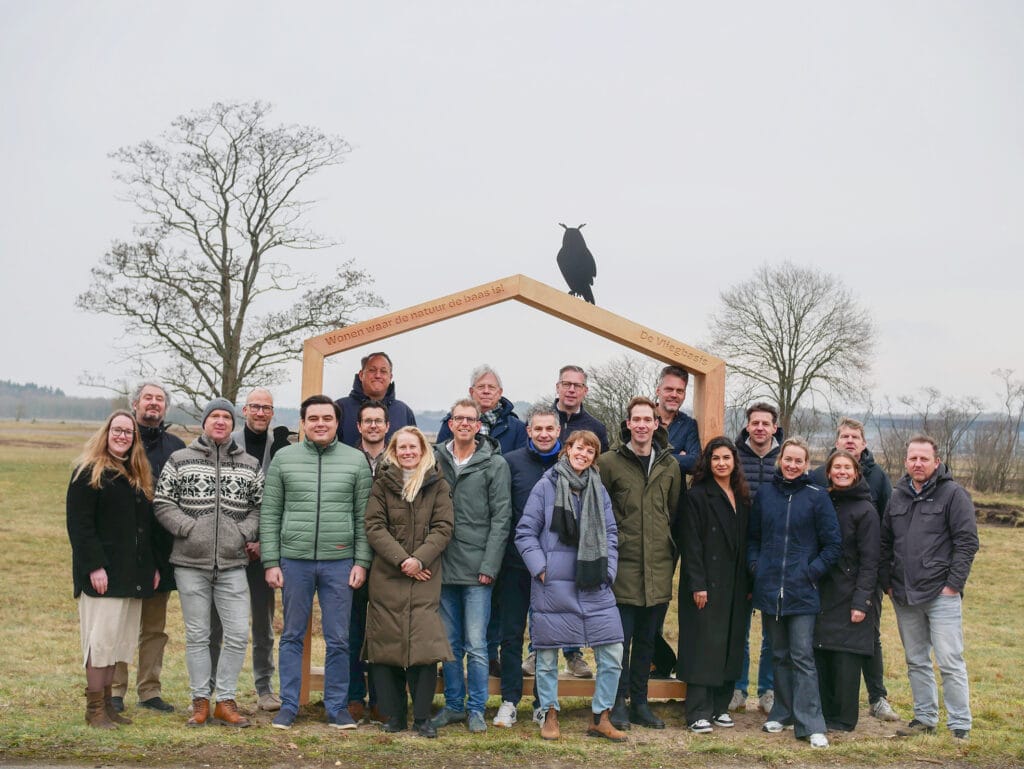 Vogel en houten boog bij Vliegbasis in Nederland.