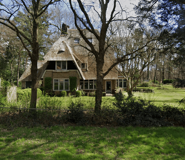 Een charmant huis omgeven door bomen en groen, gelegen op de Vliegbasis. Perfect voor natuurliefhebbers die rust en privacy zoeken in een landelijke setting.