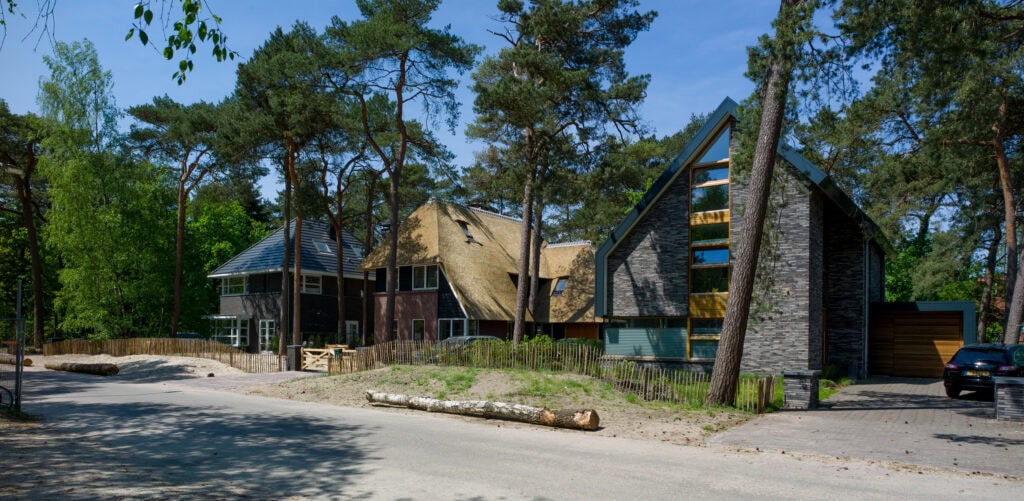 Nieuwe woning op boskavel bij De Westflank, omgeven door groen en bomen, klaar voor verkoop. Ideaal voor natuurliefhebbers die willen wonen in een rustige, bosrijke omgeving.